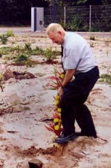 Herr Steinmüller, langjähriger, geschätzter Mitarbeiter im Ruhestand, beim ersten Spatenstich 1994